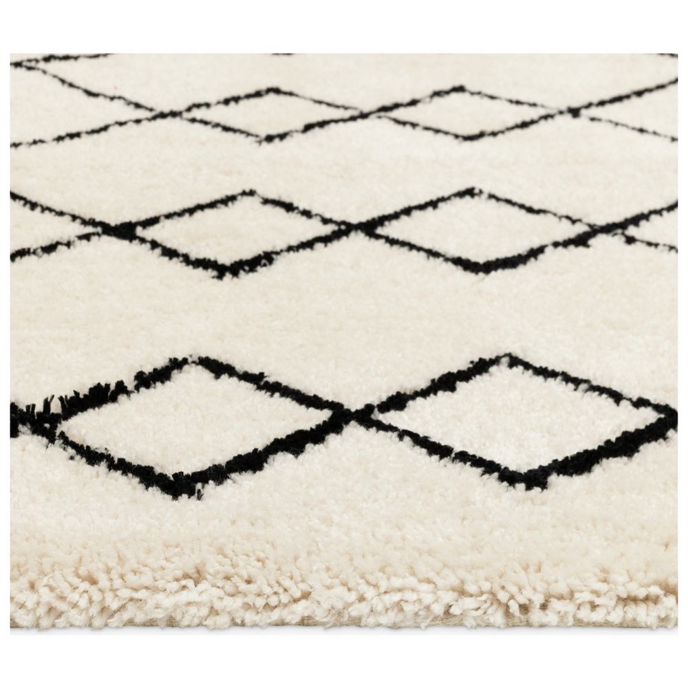 Cream shaggy rug with black diamond pattern, cozy living room floor decor